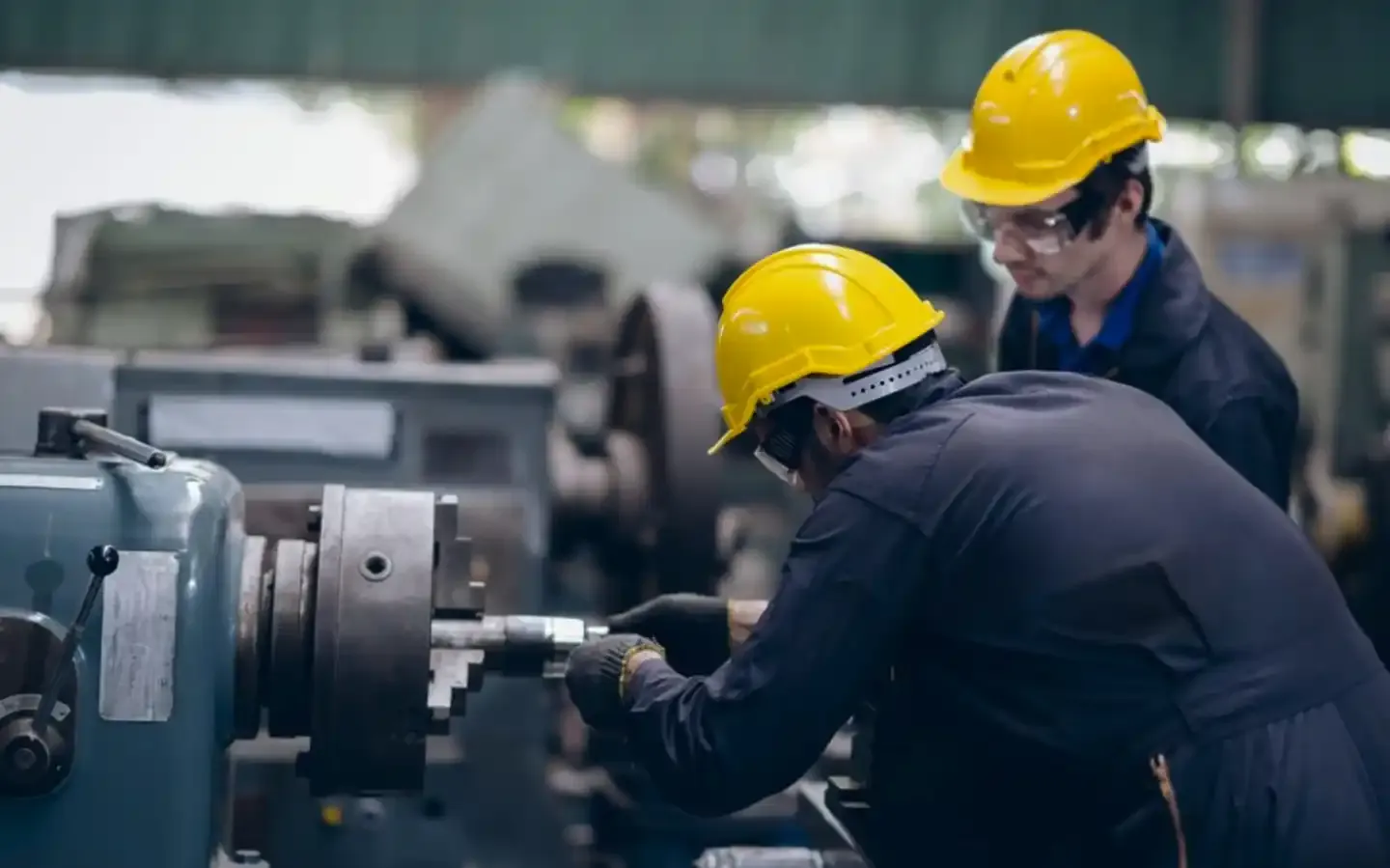 Técnico realizando mantenimiento de equipos industriales